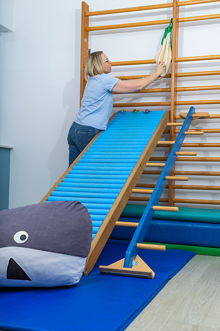 Therapieraum mit Sprossenwand und Klettermöglichkeit
