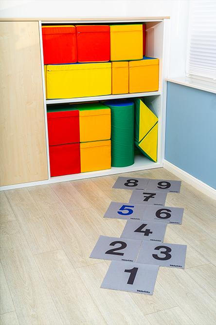 Hüpfspiel und bunte Bewegungselemente