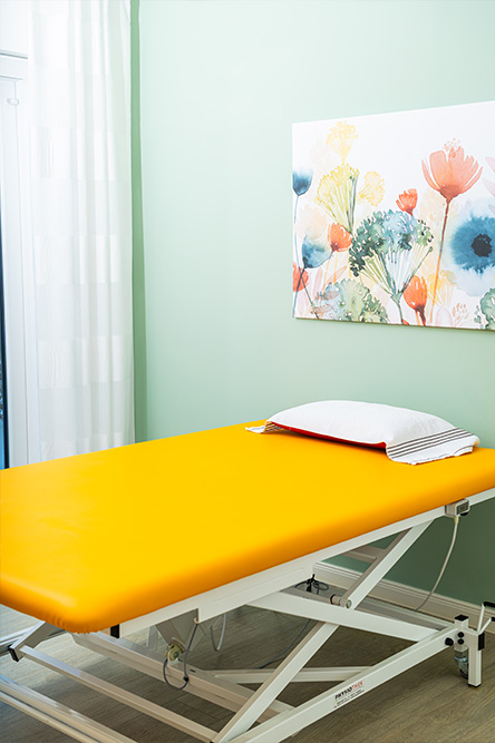 Behandlungsliege im Therapieraum