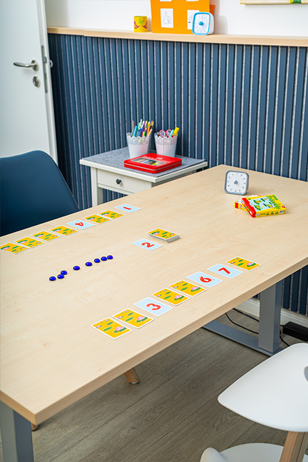 Therapietisch mit Lern- und Zahlenspielen